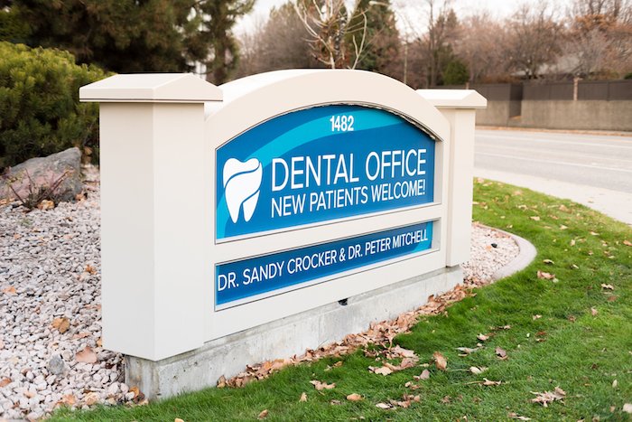 A dental office sign in Kelowna, BC